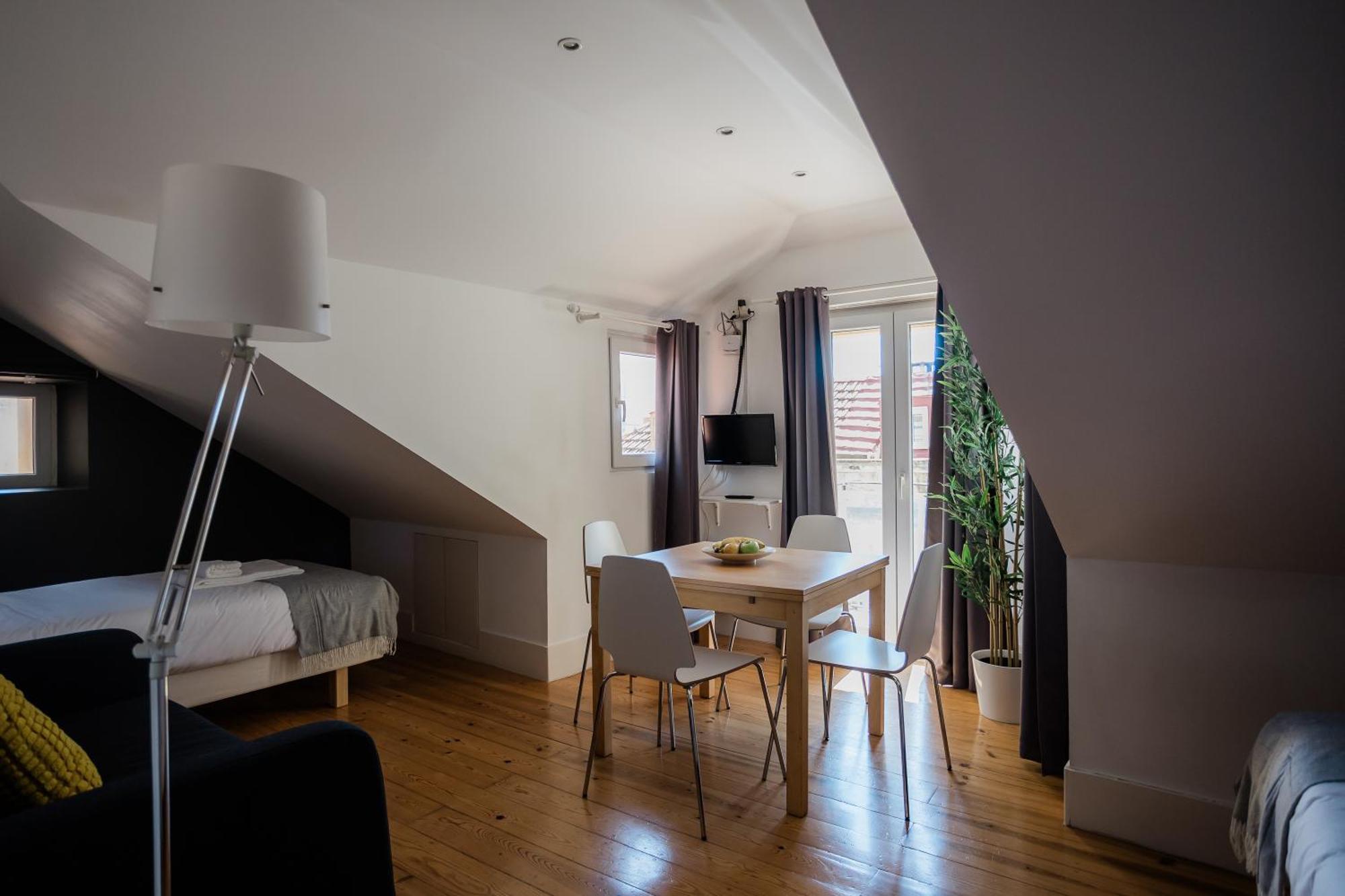 Apartment A Janela, Charming In Center *