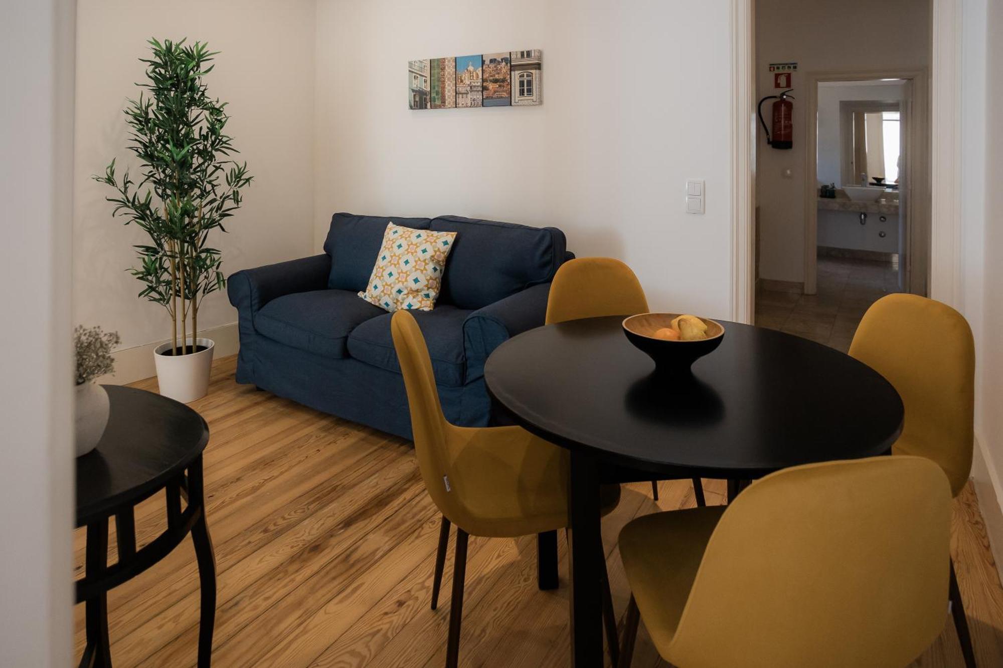 Apartment A Janela, Charming In Center
